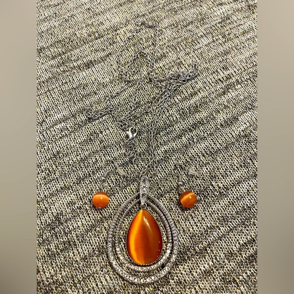 Jewelry set including a necklace on the long chain and earrings - Picture 1 of 1